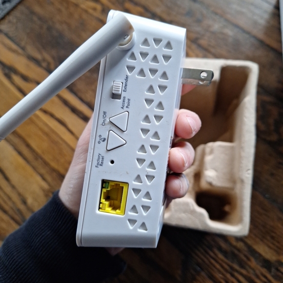 Netgear WiFi Range Extender #EX6100 - Picture 8 of 11